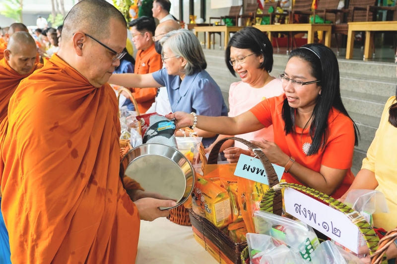 พิธีเจริญพระพุทธมนต์และทำบุญตักบาตร คณะสงฆ์ จำนวน 9 รูป