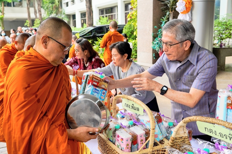 พิธีเจริญพระพุทธมนต์และทำบุญตักบาตร คณะสงฆ์ จำนวน 9 รูป