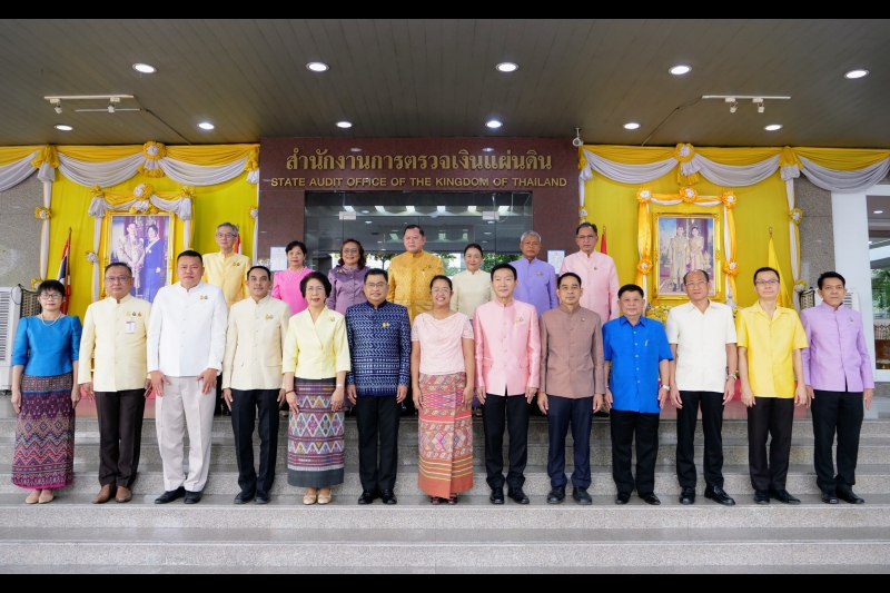 พิธีทำบุญตักบาตรข้าวสารอาหารแห้ง คณะสงฆ์จากวัดระฆังโฆสิตารามวรมหาวิหาร พระอารามหลวง เนื่องในเทศกาลขึ้นปีใหม่ พุทธศักราช 2566