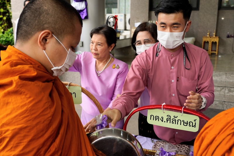 พิธีสวดพระพุทธมนต์และทำบุญตักบาตร 