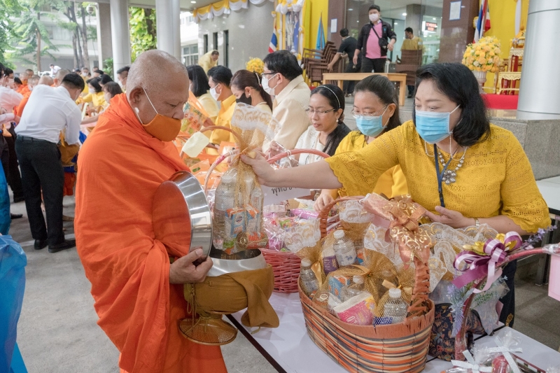 พิธีทำบุญตักบาตรข้าวสารอาหารแห้ง คณะสงฆ์จากวัดระฆังโฆสิตารามวรมหาวิหาร พระอารามหลวง เพื่อน้อมอุทิศถวายเป็นพระราชกุศลแด่พระบาทสมเ