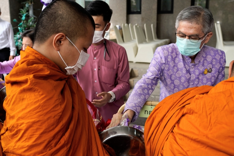 พิธีสวดพระพุทธมนต์และทำบุญตักบาตร 