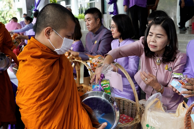 พิธีสวดพระพุทธมนต์และทำบุญตักบาตร 