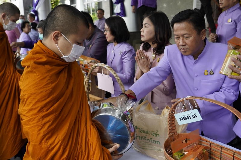 พิธีสวดพระพุทธมนต์และทำบุญตักบาตร 