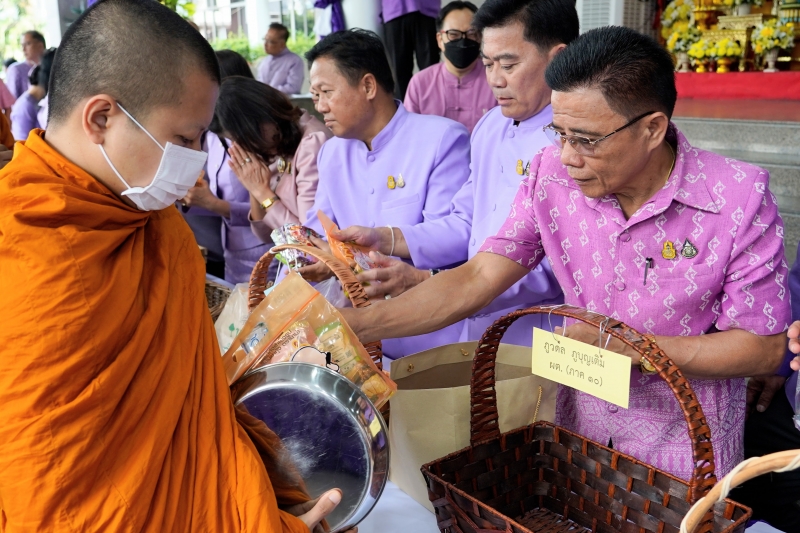 พิธีสวดพระพุทธมนต์และทำบุญตักบาตร 