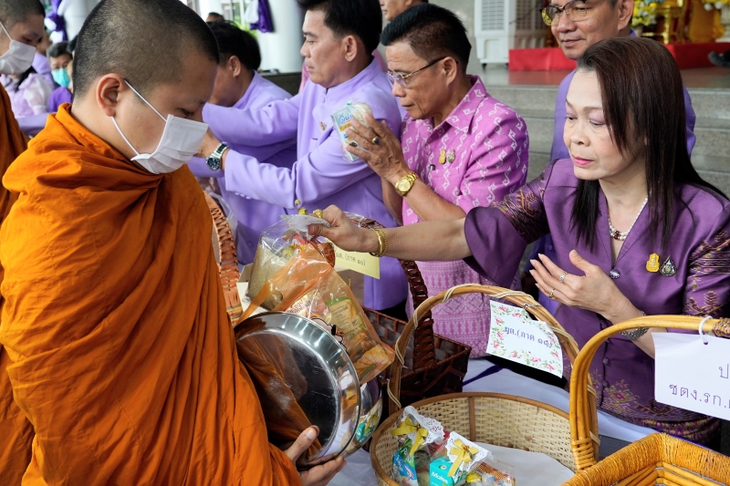 พิธีสวดพระพุทธมนต์และทำบุญตักบาตร 