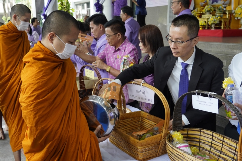 พิธีสวดพระพุทธมนต์และทำบุญตักบาตร 