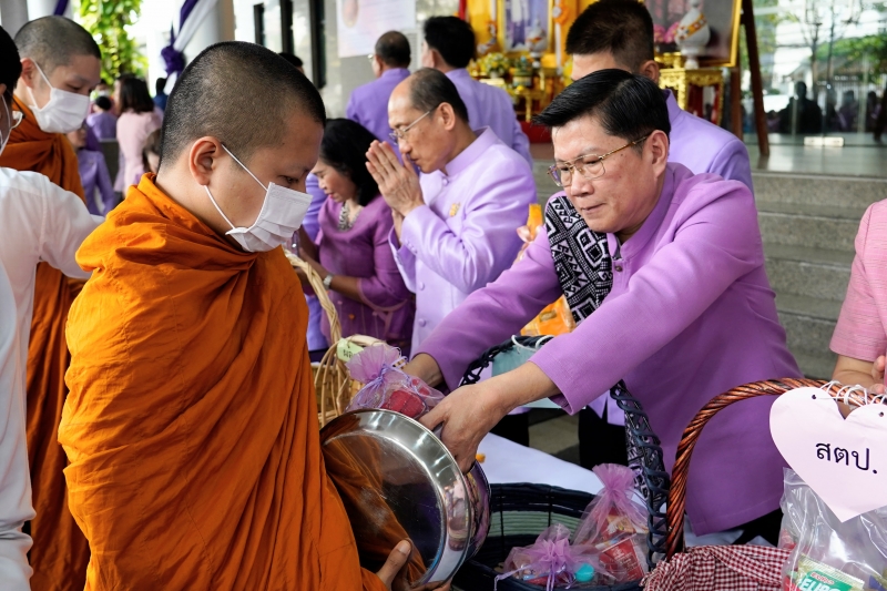 พิธีสวดพระพุทธมนต์และทำบุญตักบาตร 