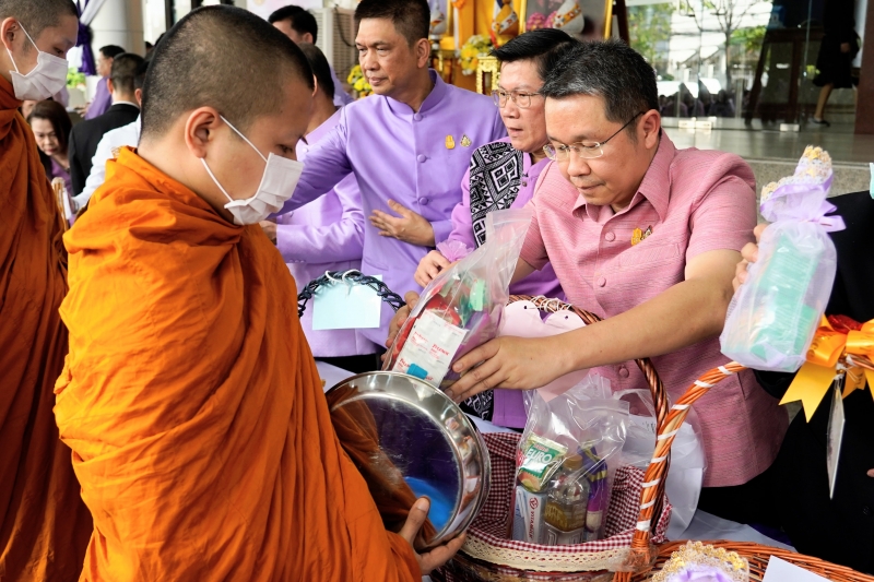 พิธีสวดพระพุทธมนต์และทำบุญตักบาตร 