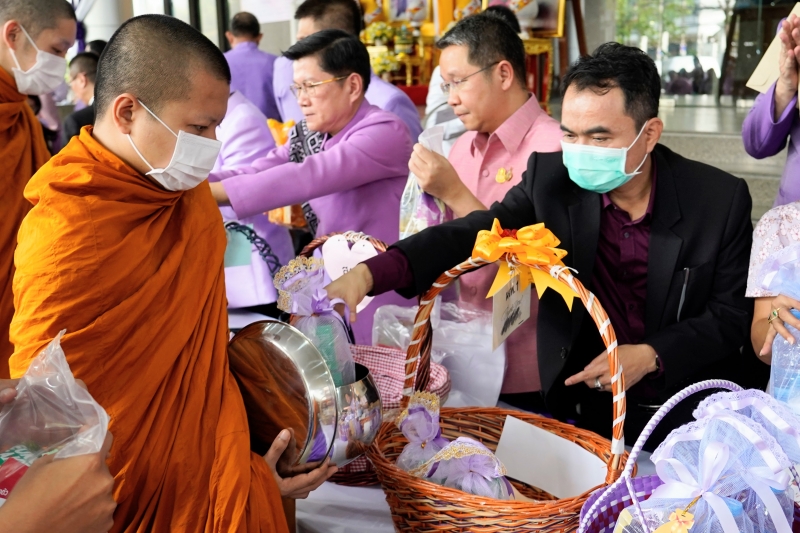 พิธีสวดพระพุทธมนต์และทำบุญตักบาตร 