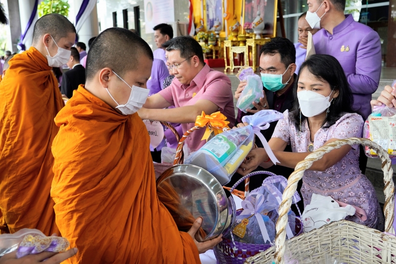 พิธีสวดพระพุทธมนต์และทำบุญตักบาตร 