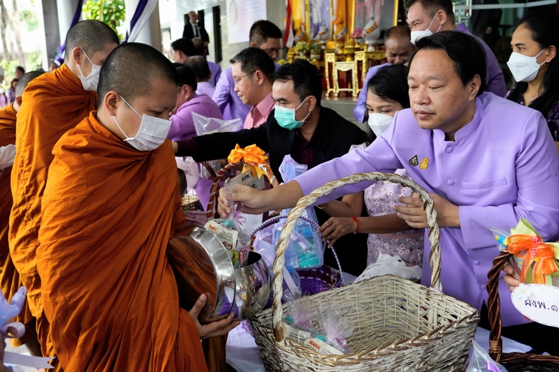 พิธีสวดพระพุทธมนต์และทำบุญตักบาตร 