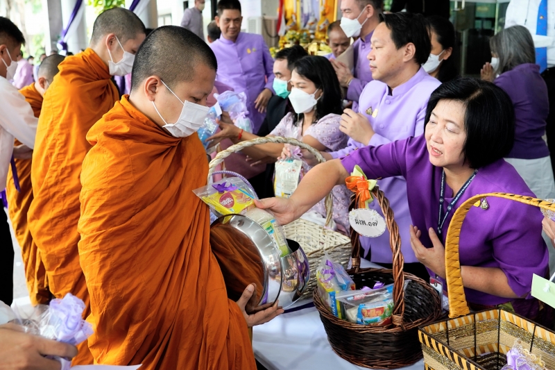 พิธีสวดพระพุทธมนต์และทำบุญตักบาตร 