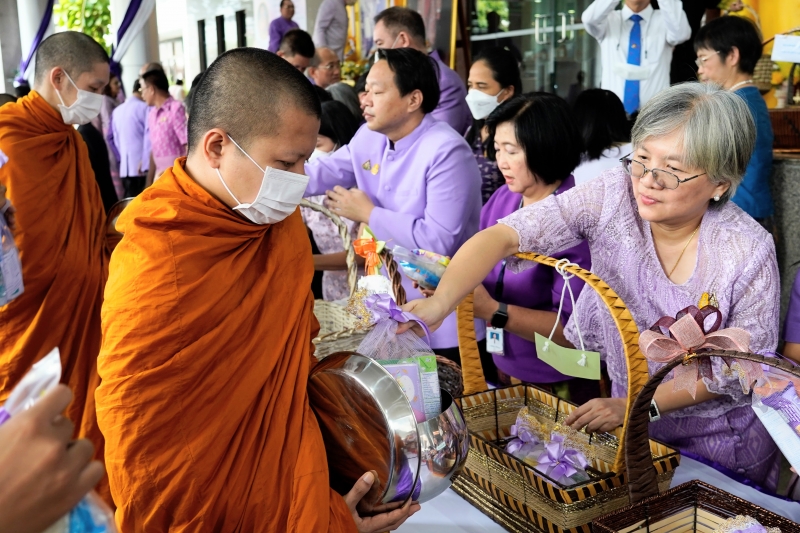 พิธีสวดพระพุทธมนต์และทำบุญตักบาตร 