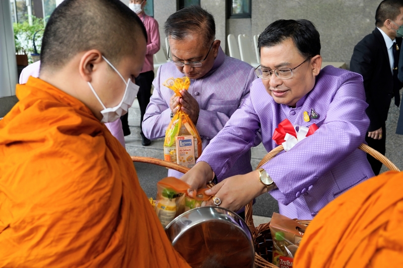 พิธีสวดพระพุทธมนต์และทำบุญตักบาตร 