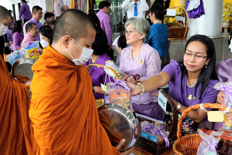 พิธีสวดพระพุทธมนต์และทำบุญตักบาตร 