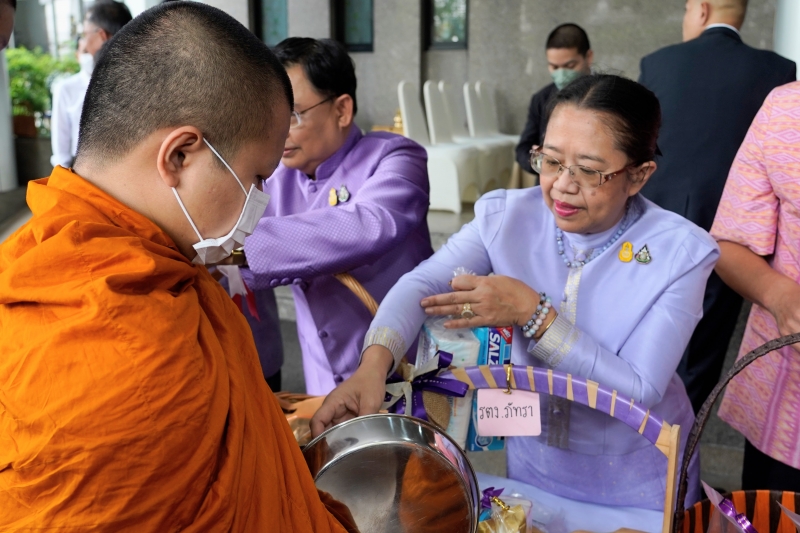 พิธีสวดพระพุทธมนต์และทำบุญตักบาตร 