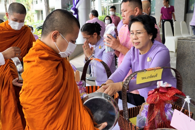 พิธีสวดพระพุทธมนต์และทำบุญตักบาตร 