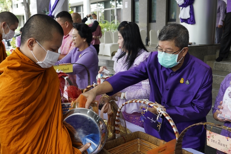 พิธีสวดพระพุทธมนต์และทำบุญตักบาตร 