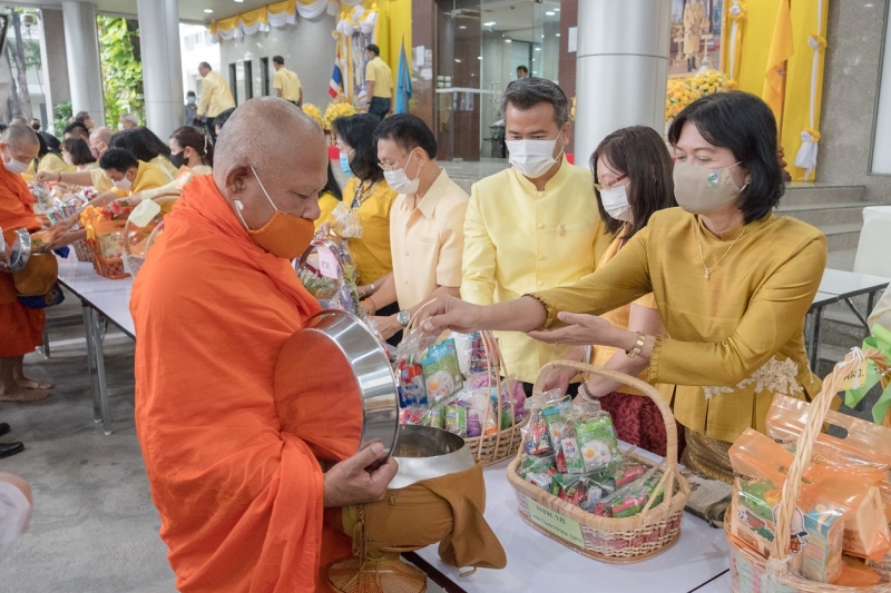 พิธีทำบุญตักบาตรข้าวสารอาหารแห้ง คณะสงฆ์จากวัดระฆังโฆสิตารามวรมหาวิหาร พระอารามหลวง เพื่อน้อมอุทิศถวายเป็นพระราชกุศลแด่พระบาทสมเ