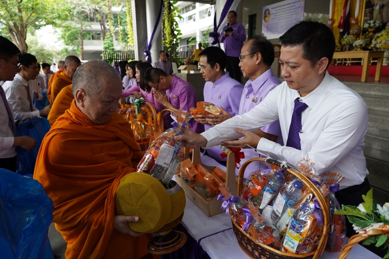 พิธีทำบุญตักบาตรข้าวสารอาหารแห้ง คณะสงฆ์จากวัดระฆังโฆสิตารามวรมหาวิหาร พระอารามหลวง เพื่อน้อมอุทิศถวายเป็นพระราชกุศลแด่พระบาทสมเ