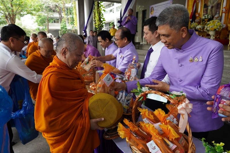 พิธีทำบุญตักบาตรข้าวสารอาหารแห้ง คณะสงฆ์จากวัดอินทรวิหาร พระอารามหลวง