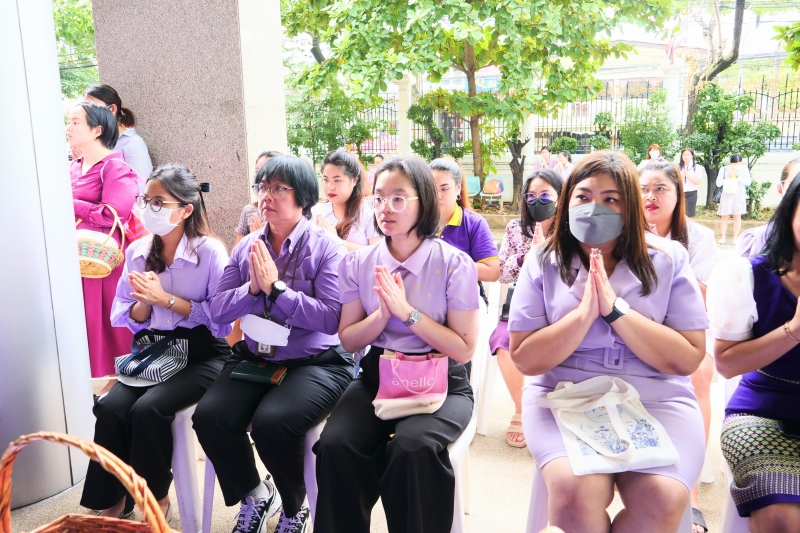 พิธีสวดพระพุทธมนต์และทำบุญตักบาตร 