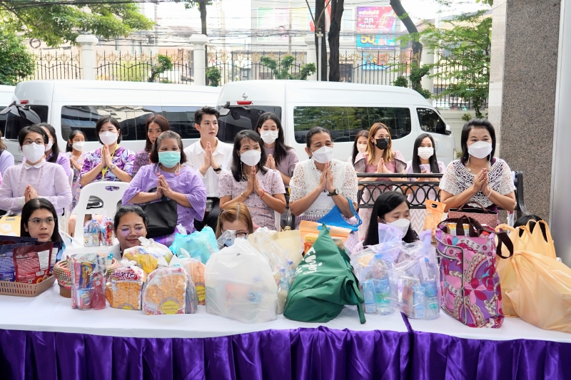 พิธีสวดพระพุทธมนต์และทำบุญตักบาตร 
