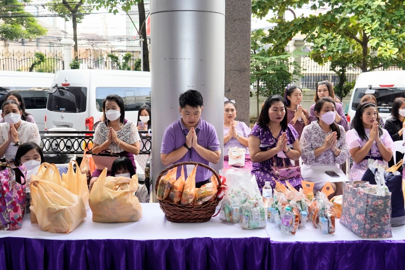 พิธีสวดพระพุทธมนต์และทำบุญตักบาตร 