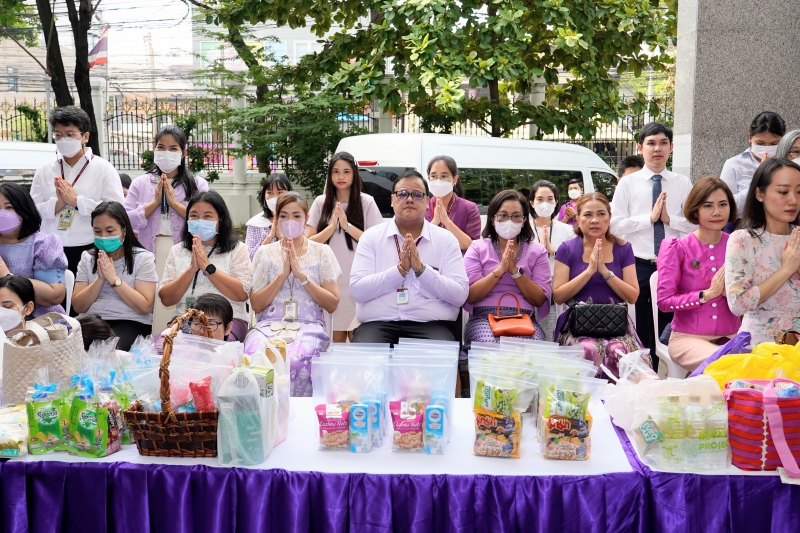 พิธีสวดพระพุทธมนต์และทำบุญตักบาตร 