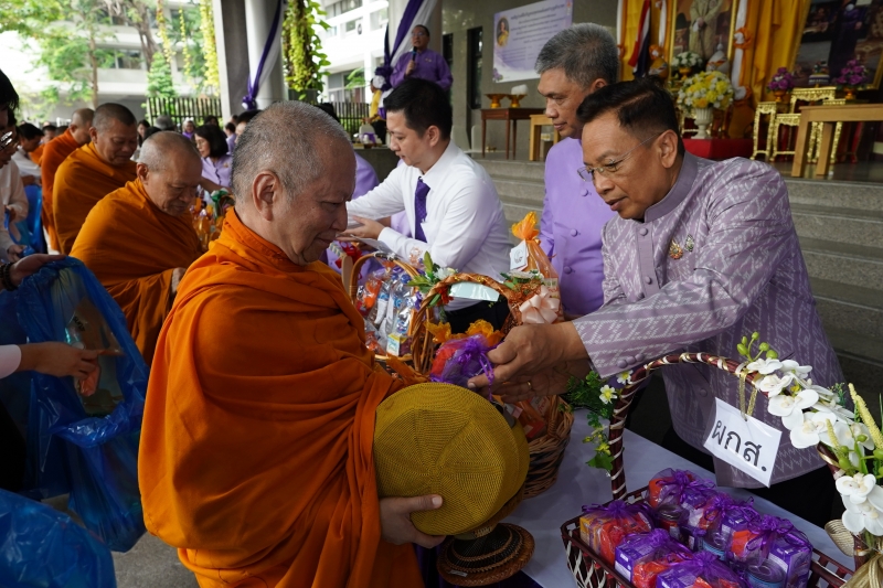 พิธีทำบุญตักบาตรข้าวสารอาหารแห้ง คณะสงฆ์จากวัดระฆังโฆสิตารามวรมหาวิหาร พระอารามหลวง เพื่อน้อมอุทิศถวายเป็นพระราชกุศลแด่พระบาทสมเ