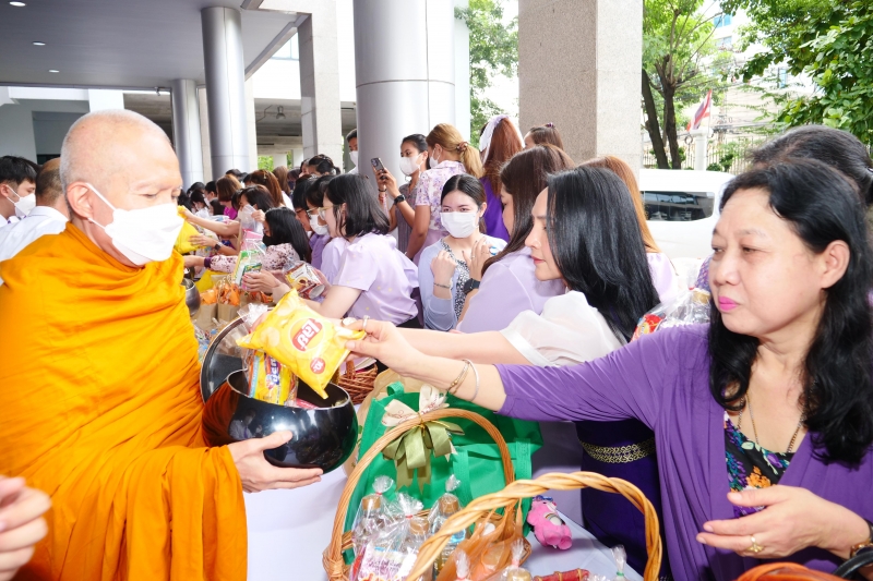 พิธีสวดพระพุทธมนต์และทำบุญตักบาตร 