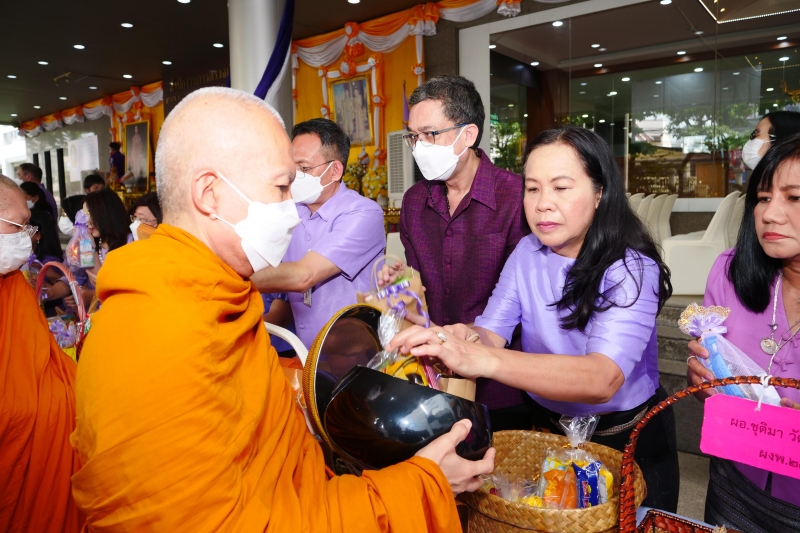 พิธีสวดพระพุทธมนต์และทำบุญตักบาตร 