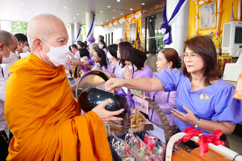 พิธีสวดพระพุทธมนต์และทำบุญตักบาตร 