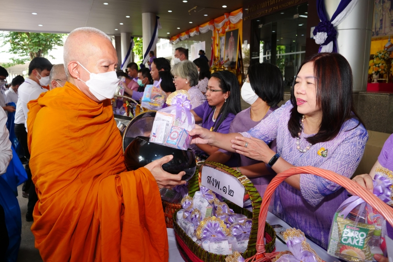 พิธีสวดพระพุทธมนต์และทำบุญตักบาตร 