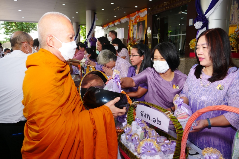 พิธีสวดพระพุทธมนต์และทำบุญตักบาตร 