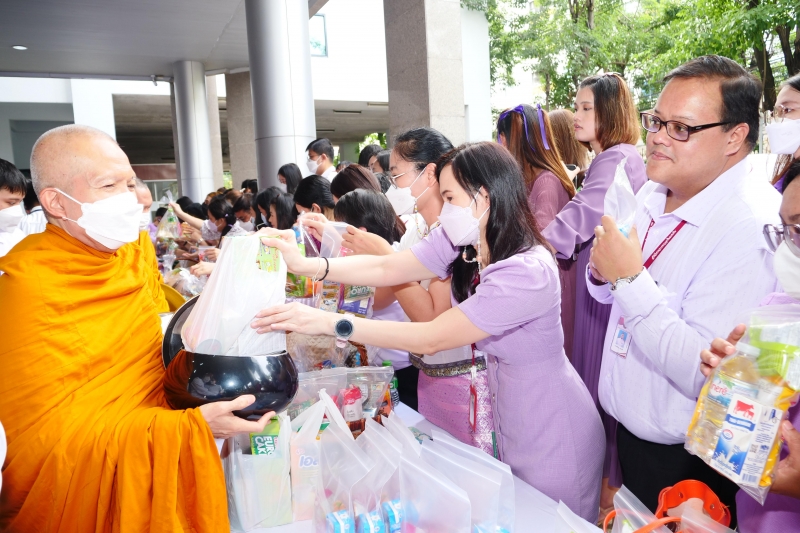พิธีสวดพระพุทธมนต์และทำบุญตักบาตร 