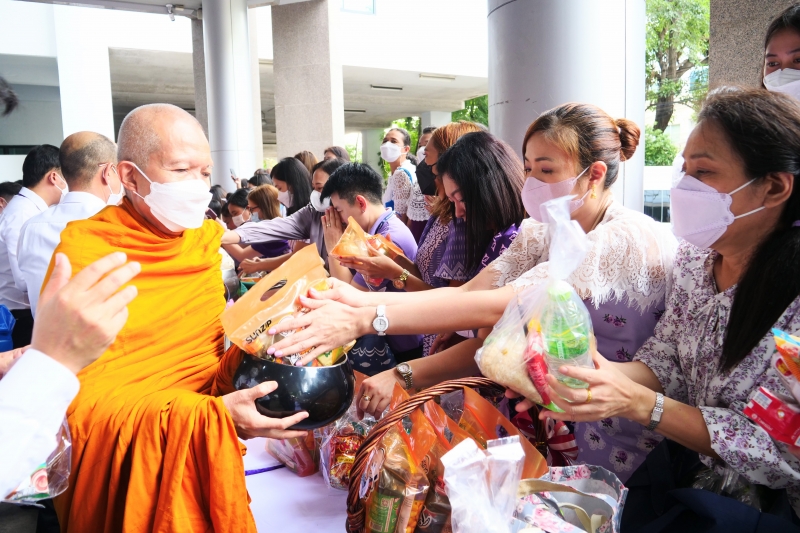 พิธีสวดพระพุทธมนต์และทำบุญตักบาตร 