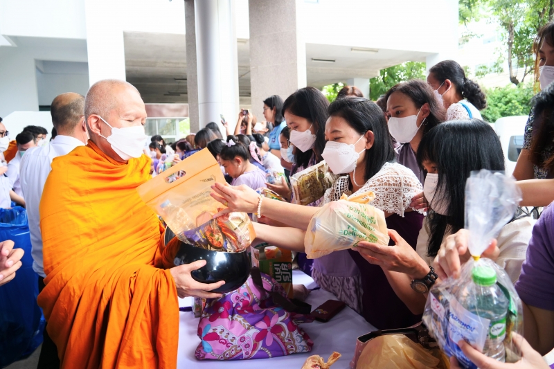 พิธีสวดพระพุทธมนต์และทำบุญตักบาตร 