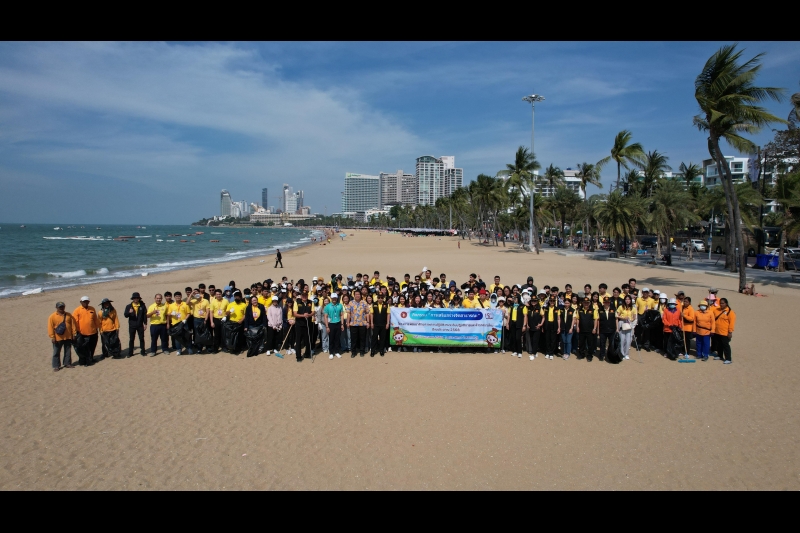 พิธีทำบุญตักบาตรข้าวสารอาหารแห้ง คณะสงฆ์จากวัดระฆังโฆสิตารามวรมหาวิหาร พระอารามหลวง เพื่อน้อมอุทิศถวายเป็นพระราชกุศลแด่พระบาทสมเ