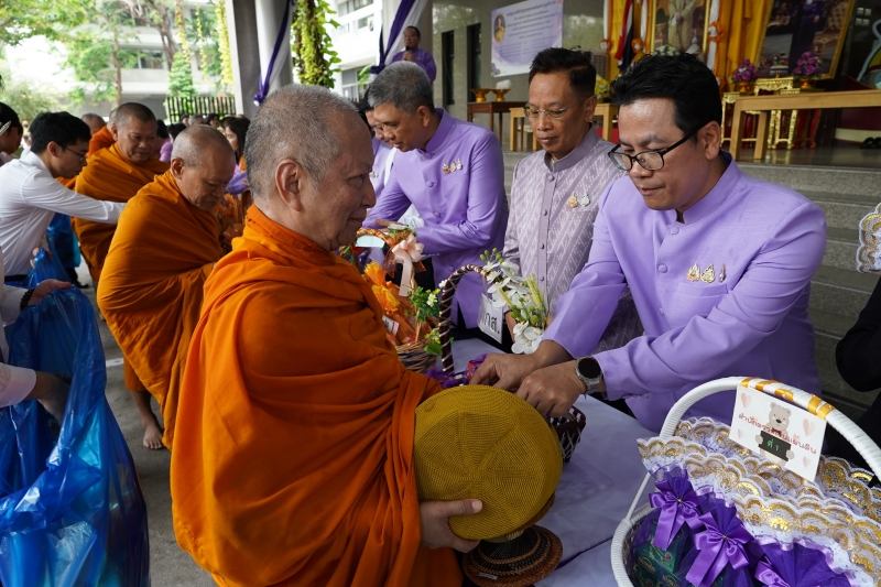 พิธีทำบุญตักบาตรข้าวสารอาหารแห้ง คณะสงฆ์จากวัดอินทรวิหาร พระอารามหลวง