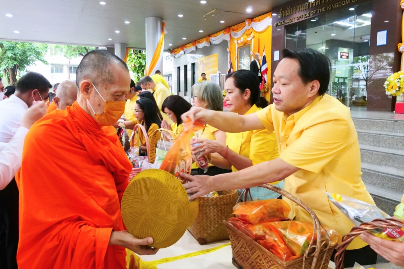 ทำบุญตักบาตร