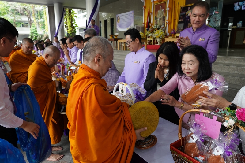 พิธีทำบุญตักบาตรข้าวสารอาหารแห้ง คณะสงฆ์จากวัดอินทรวิหาร พระอารามหลวง