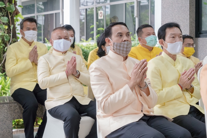 พิธีทำบุญตักบาตรข้าวสารอาหารแห้ง คณะสงฆ์จากวัดระฆังโฆสิตารามวรมหาวิหาร พระอารามหลวง เพื่อน้อมอุทิศถวายเป็นพระราชกุศลแด่พระบาทสมเ