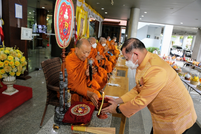 พิธีทำบุญตักบาตรข้าวสารอาหารแห้ง คณะสงฆ์จากวัดราชผาติการามวรวิหาร พระอารามหลวง เนื่องในโอกาสวันเฉลิมพระชนมพรรษา 28 กรกฎาคม 2565 