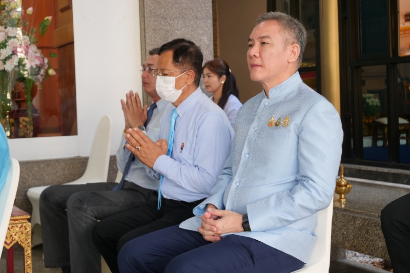 ทำบุญตักบาตร 