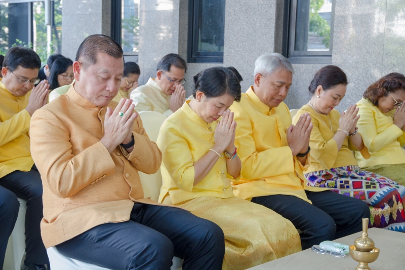  พิธีทำบุญตักบาตรข้าวสารอาหารแห้ง คณะสงฆ์จำนวน 9 รูป จากวัดบวรนิเวศวิหาร พระอารามหลวง เพื่อน้อมอุทิศถวายเป็นพระราชกุศลแด่  พระบา