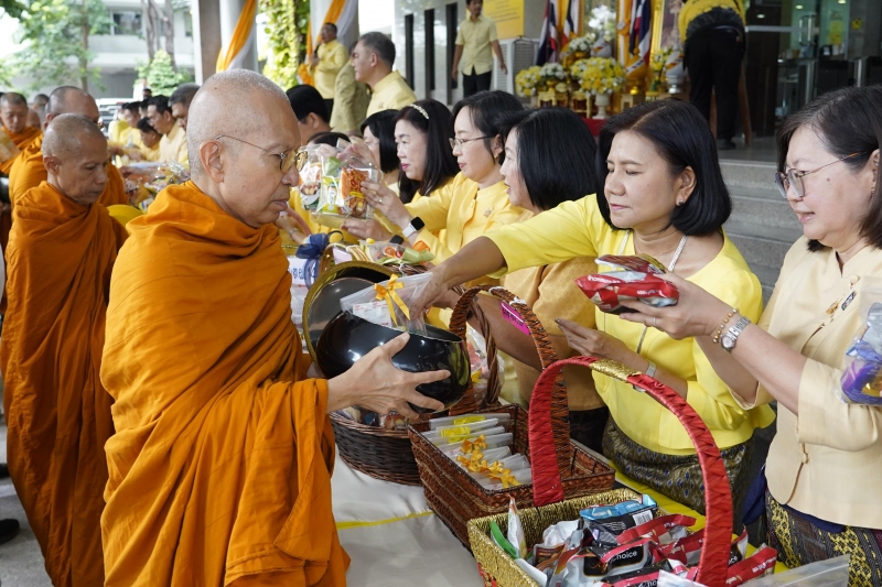 พิธีเจริญพระพุทธมนต์และทำบุญตักบาตร 