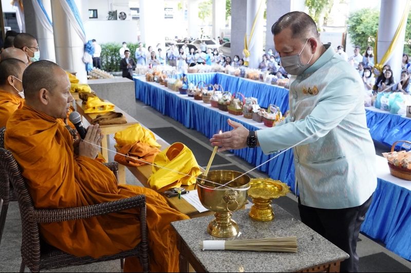 ทำบุญตักบาตร 