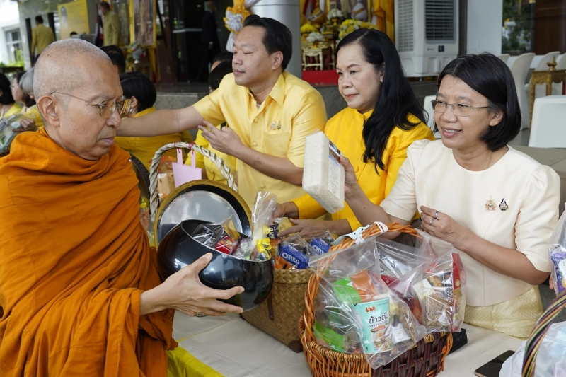 พิธีเจริญพระพุทธมนต์และทำบุญตักบาตร 